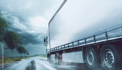 LKW fährt auf nasser Fahrbahn