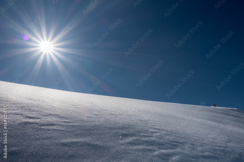 Sonne über einem Schneefeld