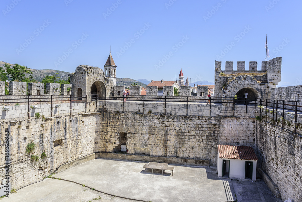 Obraz premium The walls of the old stone fortress.