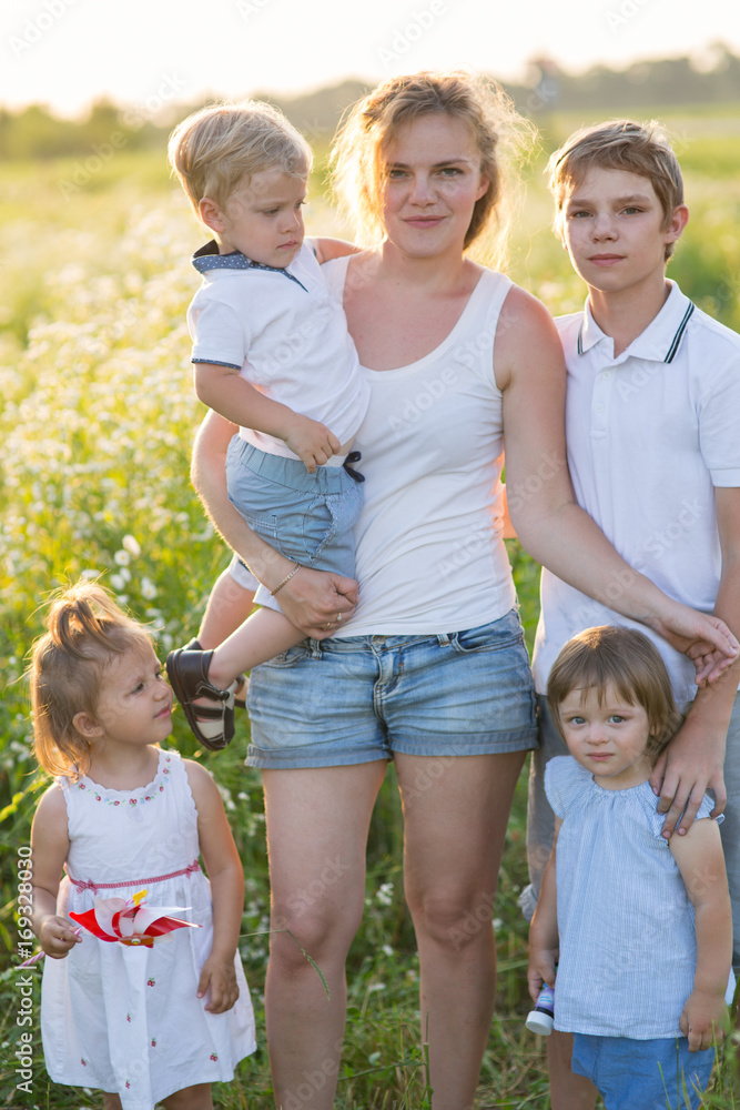 Fototapeta premium Duża rodzina z dziećmi