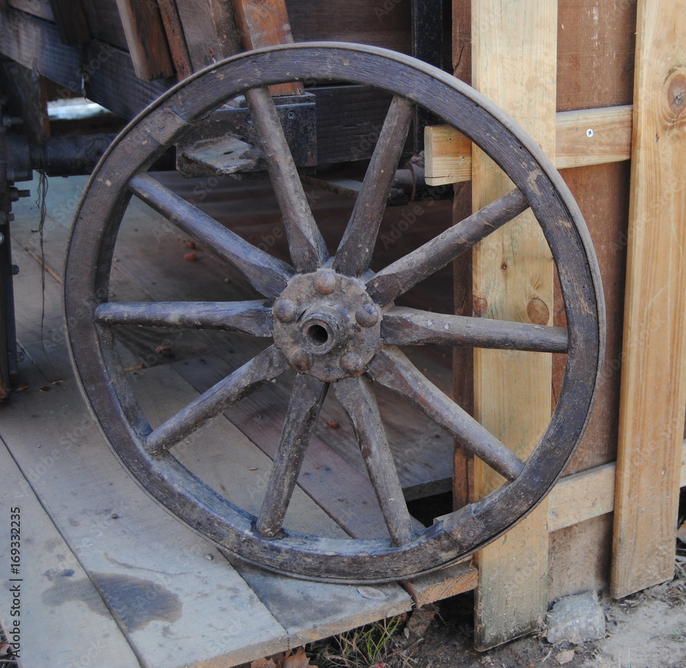 Western Wheel, roda velha em madeira de carroça de tração animal