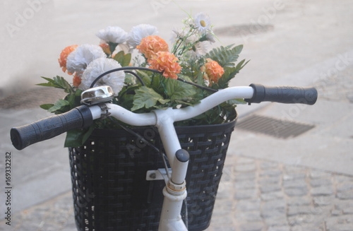 Bicicleta florida, guiador de bicicleta com um cesto decorado com flores dentro de cor cinzenta