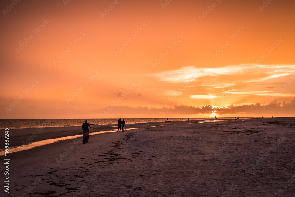 Fototapeta premium Zachód słońca Spacerując po plaży