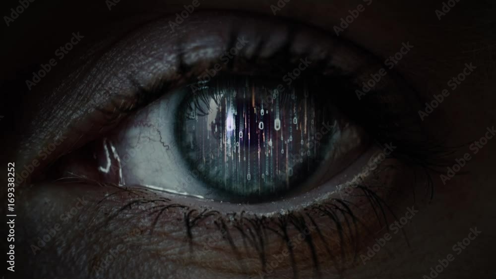Auge eines Hackers mit binären Zahlen Code