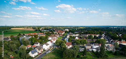 Panorama - Luftaufnahme Wohngebiet / Siedlung mit Häusern in einer Kleinstadt