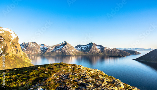 Obraz na płótnie Fjord mountain midnight sun overlook w salonie