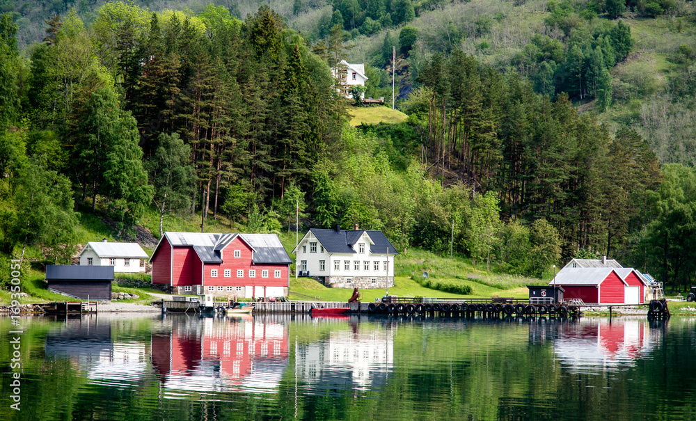 House sin valley by water