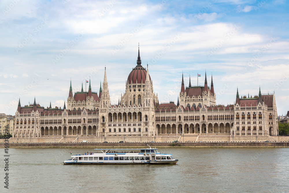 Obraz premium Parliament building in Budapest