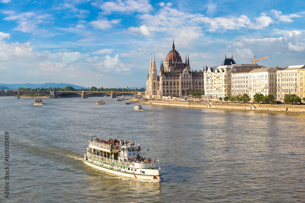 Obraz premium Parliament building in Budapest