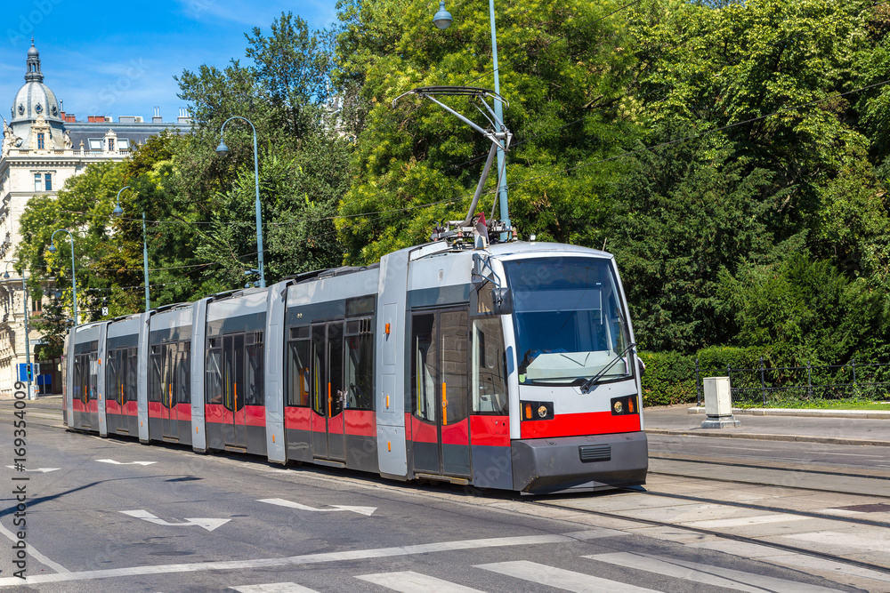 Fototapeta premium Tramwaj elektryczny w Wiedniu, Austria