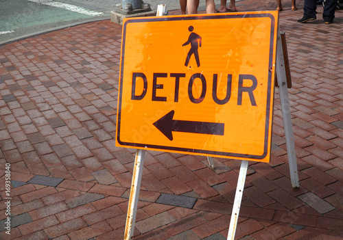Εκτύπωση καμβά detour sign on the pedestrian sidewalk