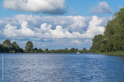 Fluss Landschaft im Sommer