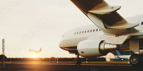 Biała handlowa samolotowa pozycja na lotniskowym pasie startowym przy zmierzchem. Samolot pasażerski startuje. Samolotowa pojęcia 3D ilustracja.