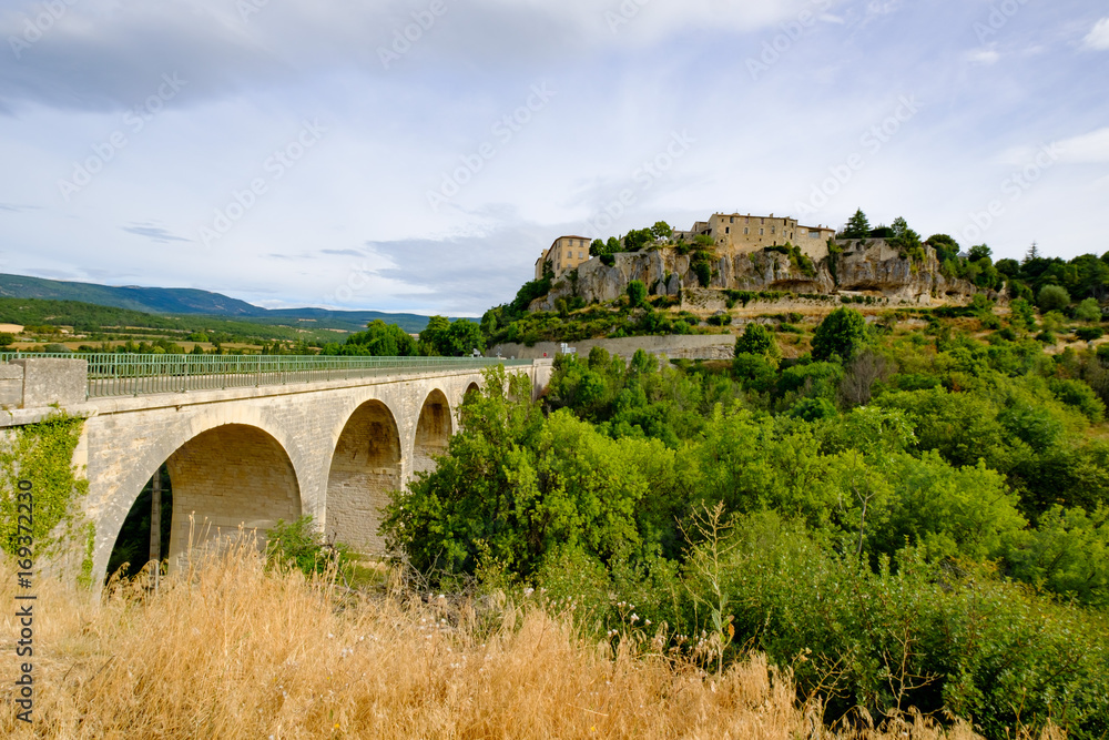 Vue sur le pont et le village de Sault en Provence, France.
