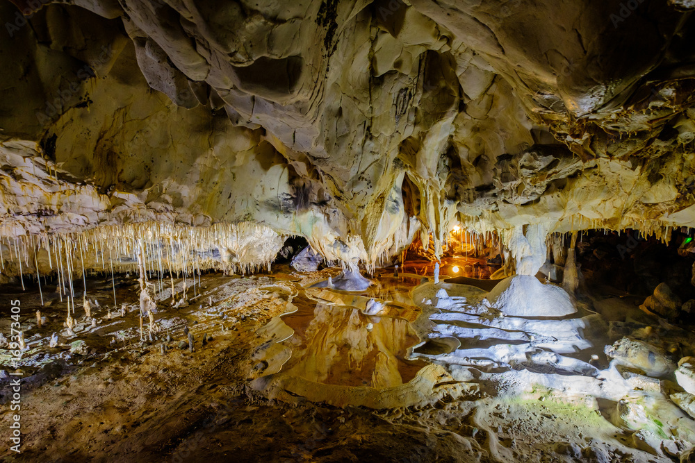 La grotte de Thouzon, France, Provence. Stalactites, stalagmites, draperies, flaques d'eau.
