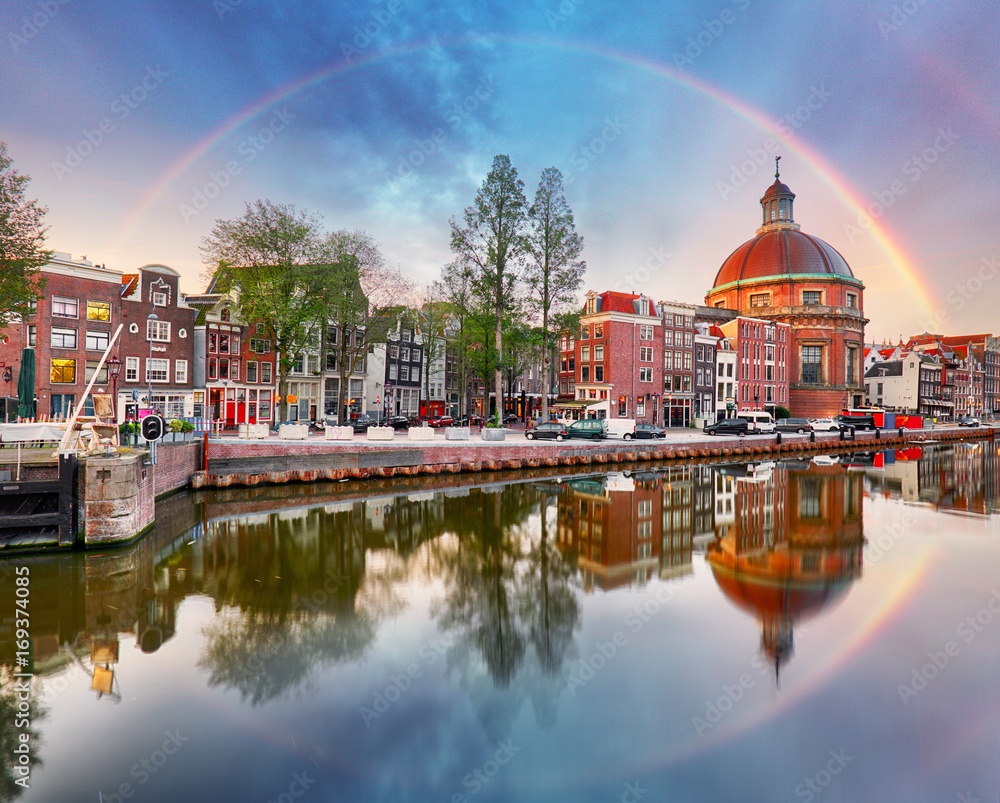 Obraz premium Tęcza nad kościołem w Amsterdamie Koepelkerk, Holandia