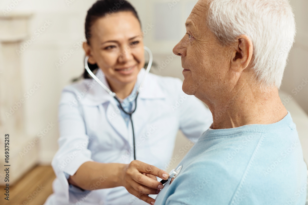 Obraz premium Pleasant senior man being examined