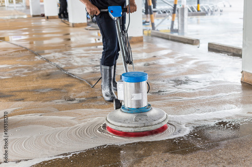Fotografi Worker cleaning sand wash exterior walkway using polishing machine and chemical