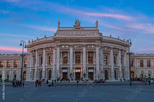 Burgtheater Wien am Abend © Digitalpress