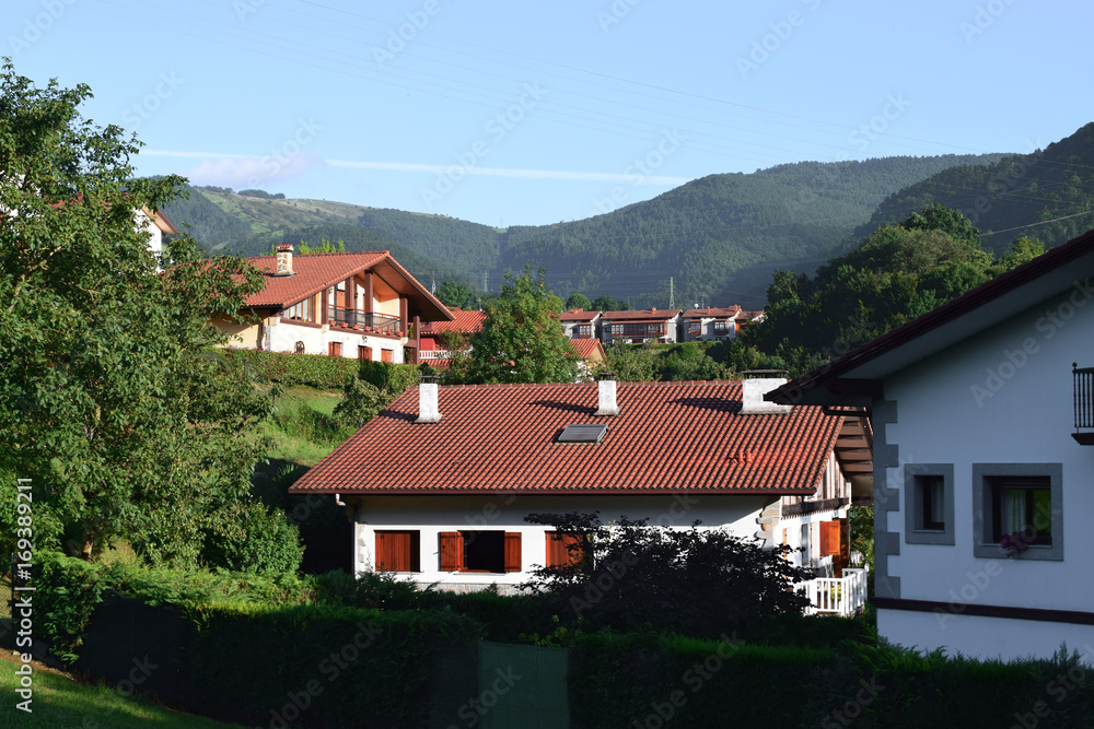 Paisajes y prados verdes con casas.