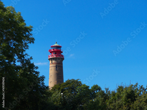 Leuchtturm von Kap Arkona hinter Bäumen
