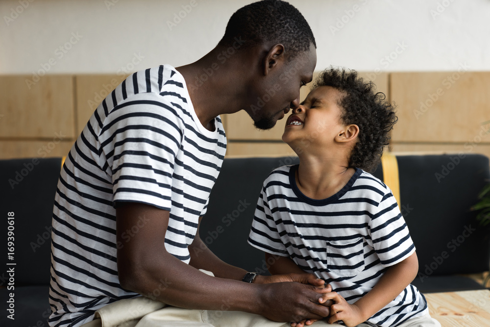 Obraz premium happy african american father and son