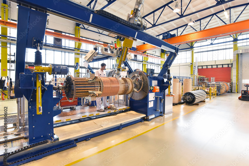 Maschinenbau - Mann bedient Maschine zum wickeln von Kupfer für einen Transformator // Mechanical engineering - man works machine for winding copper for a transformer Maschinenbau - Mann bedient Maschine zum wickeln von Kupfer für einen Transformator // Mechanical engineering - man works machine for winding copper for a transformer