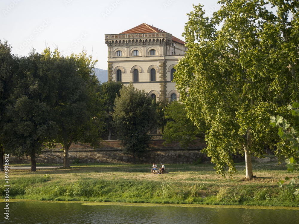 Italia,Toscana, Firenze, il lungo fiume Arno che passa dalla città e un palazzo.