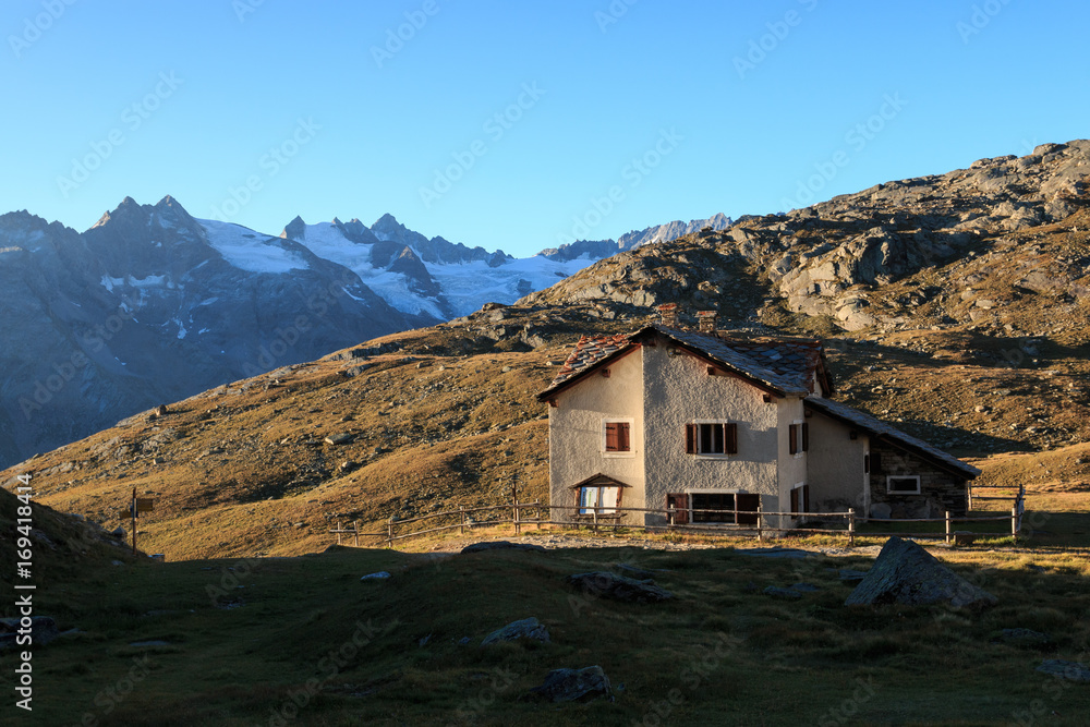 alba presso il rifugio Vittorio Sella - nel parco nazionale del Gran Paradiso alba presso il rifugio Vittorio Sella - nel parco nazionale del Gran Paradiso