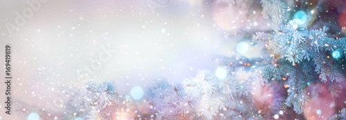 Fototapeta Zimowe drzewa wakacje śnieg tło. Piękne Boże Narodzenie granicy sztuki projektowania
