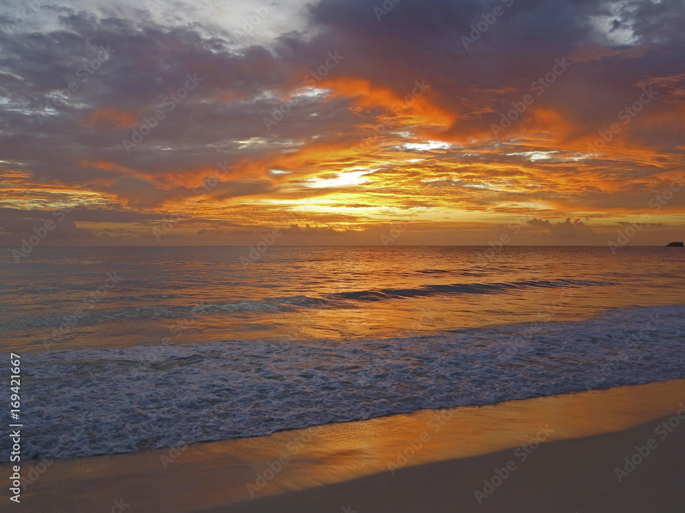 coucher de soleil sur une plage des Seychelles