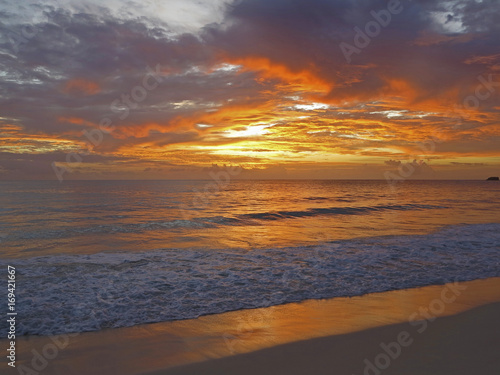 coucher de soleil sur une plage des Seychelles