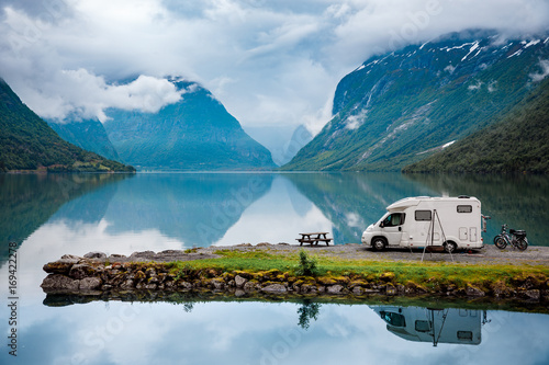 Fototapeta Naklejka Na Ścianę i Meble -  Motorhome parked over lake in mountain landscape