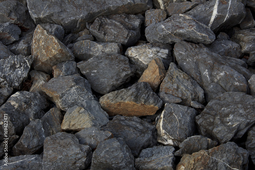 Many hunk rocks.