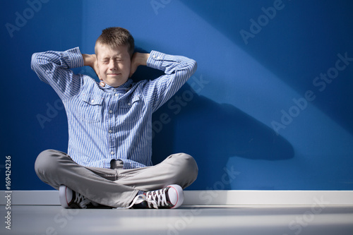 Foto Boy with hypersensitive auditory