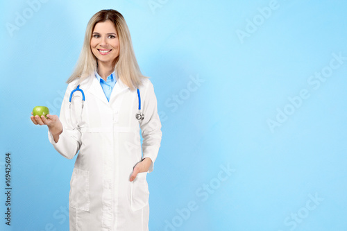 Young female nutritionist w...