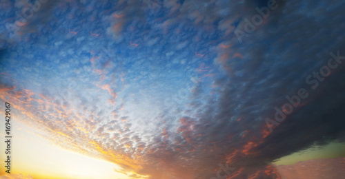 Wolkenhimmel beim Sonnenaufgang