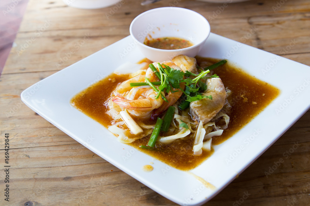 Wide rice noodles in gravy,Fried Noodles with twine,Noodle Raadna put many vegetables and seafood Wide rice noodles in gravy,Fried Noodles with twine,Noodle Raadna put many vegetables and seafood