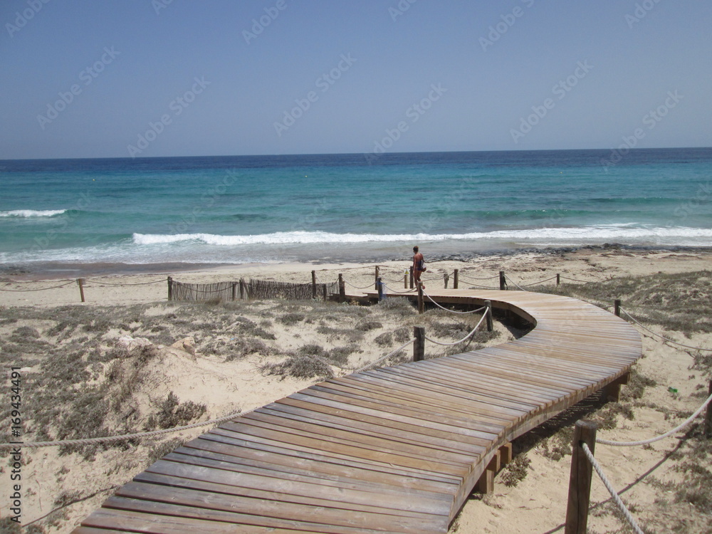 Formentera, passerella in legno verso il mare