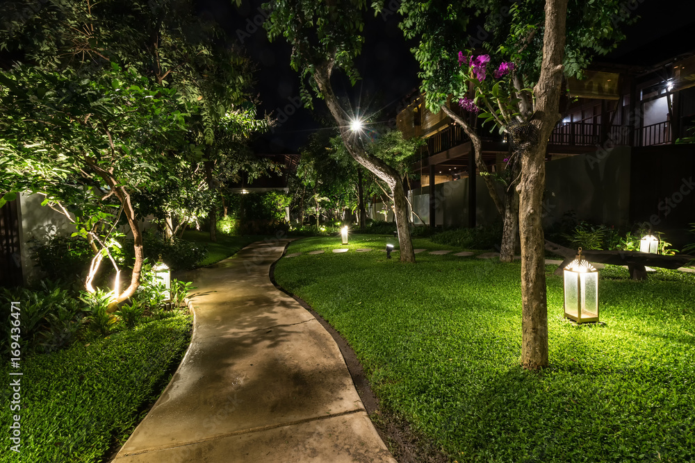 Obraz premium streszczenie chodnik w ogrodzie w nocy