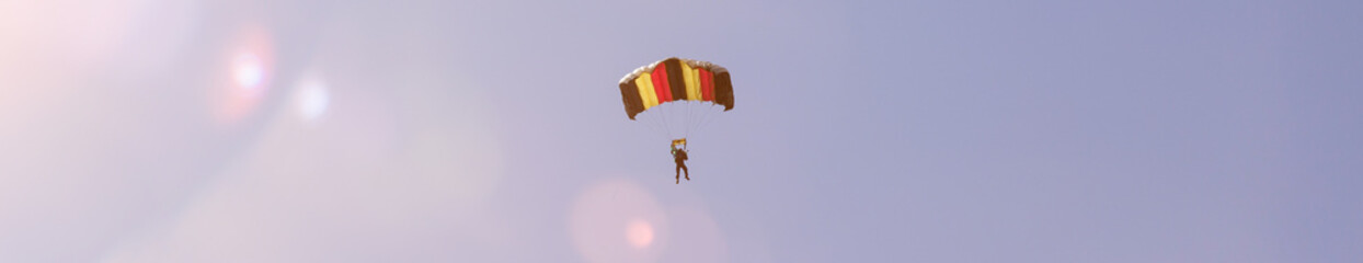 Fotobehang Luchtsport Parachutist in zomerse hemel panorama  © Tobias Arhelger