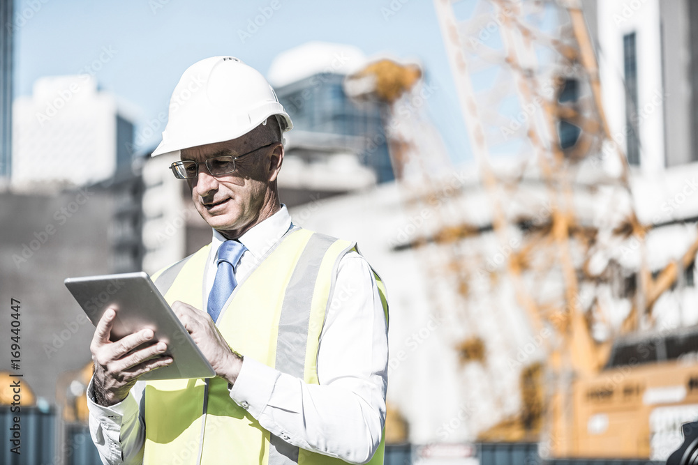 Construction manager controlling building site and tablet device Construction manager controlling building site and tablet device