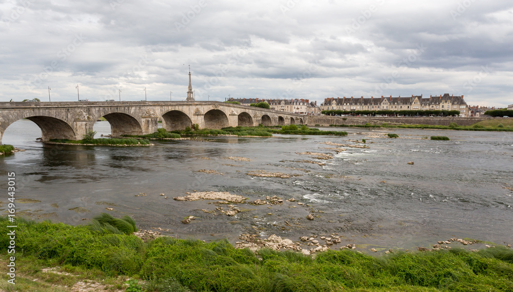 Pont en pierre sur la Loire