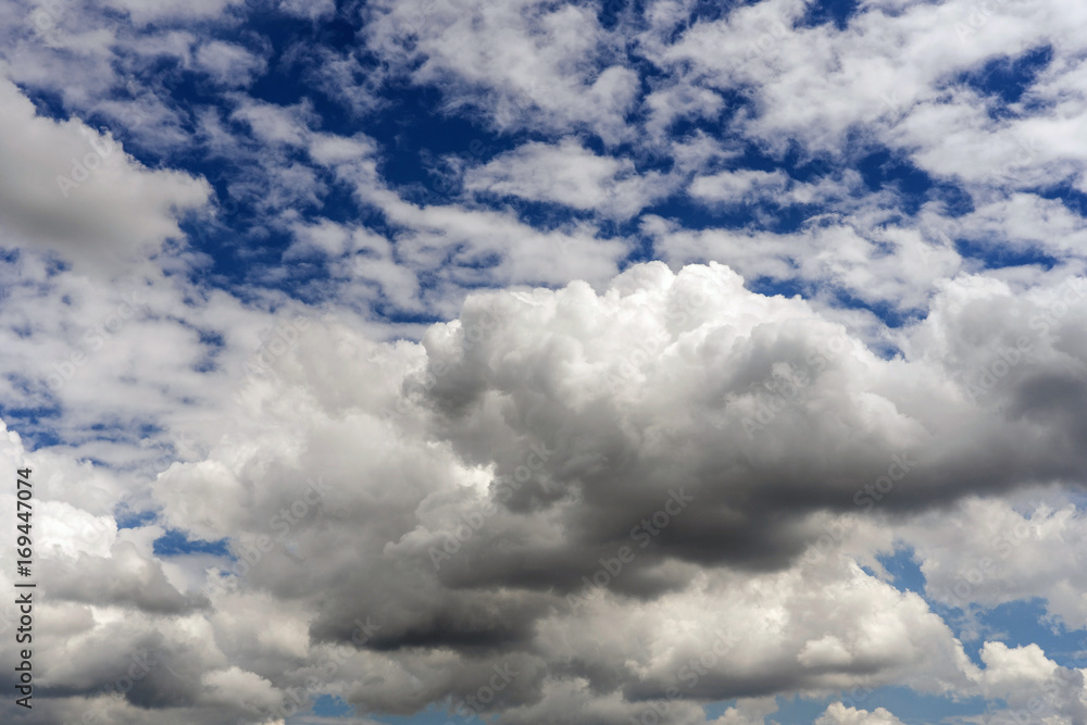 Obraz premium Climate condition with cumulus clouds before the rain