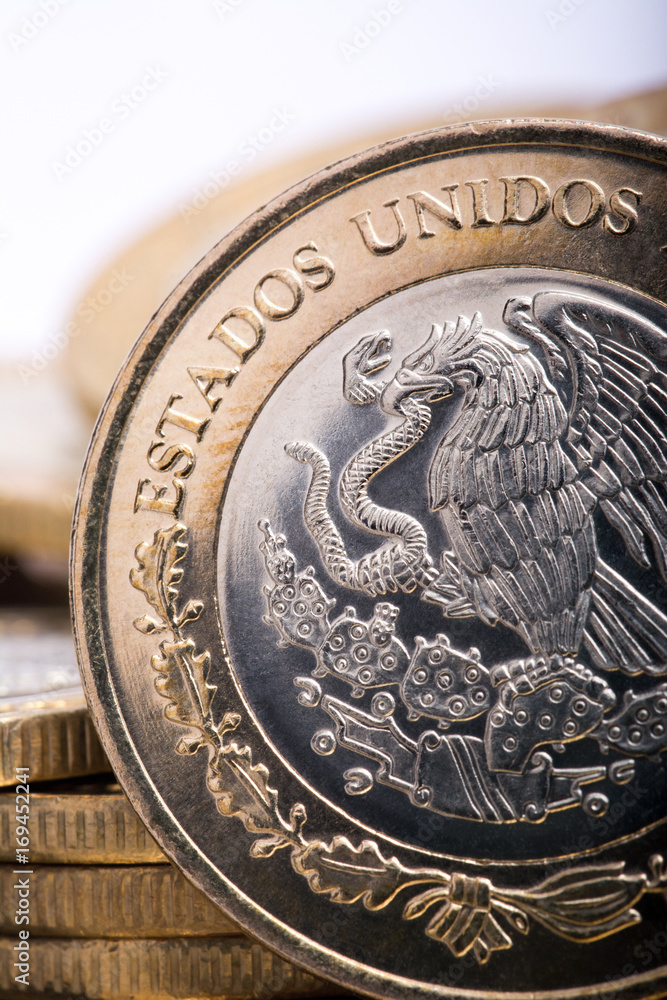 Foto de ESTADOS UNIDOS MEXICANOS, Detalle de moneda mexicana, donde se lee  la leyenda. do Stock | Adobe Stock