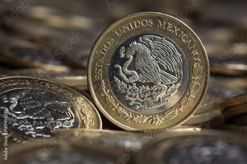Muchas monedas mexicanas destacando una al centro. Many Mexican coins highlighting one to the center