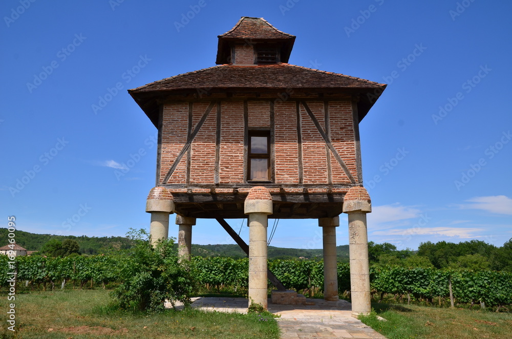 pigeonnier château lagrazette caillac lot france