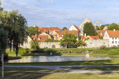 Foto A park called Almedalen in the city Visby