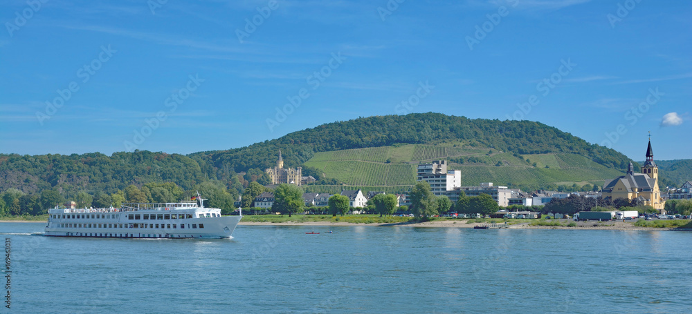 Blick über den Rhein auf den beliebten Kurort Bad Hönningen,Mittelrheintal,Rheinland-Pfalz,Deutschland