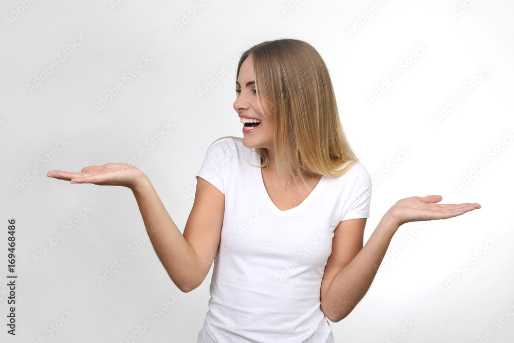 Hübsche blonde Frau mit ausgebreiteten Handflächen lacht Hübsche blonde Frau mit ausgebreiteten Handflächen lacht